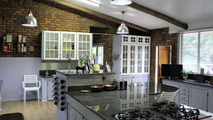 Eine Küche mit vielen Geräten und einem Regal mit einem Flaschenöffner