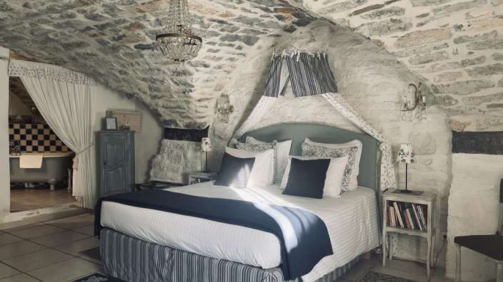 Ein Schlafzimmer mit einem Bett und einem Kronleuchter