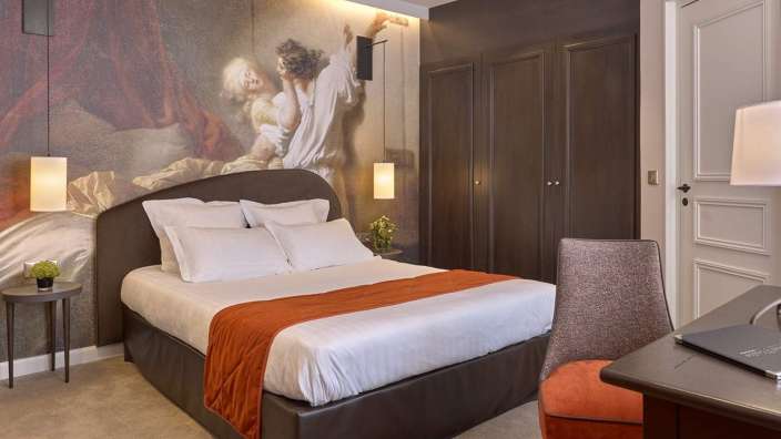 Ein Hotelzimmer mit einem Bett und einem Stuhl