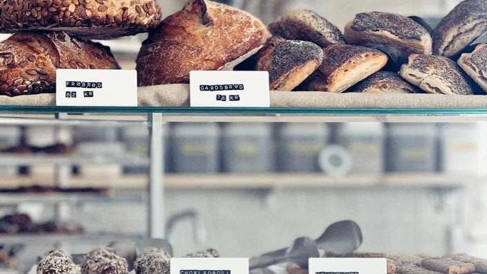 Verschiedene Arten von Brot und Gebäck stehen auf einem Regal