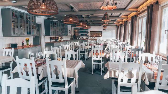 Ein Restaurant mit vielen Tischen und Stühlen