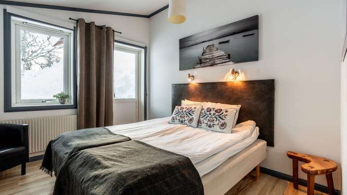 Ein Schlafzimmer mit einem Bett und einem Gemälde an der Wand