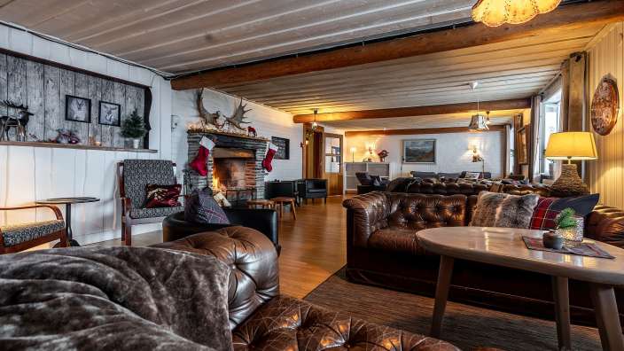 Ein Wohnzimmer mit vielen Möbeln und einem Kamin