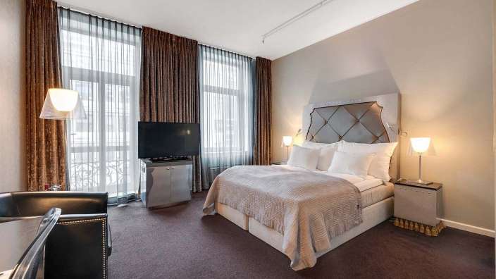 Ein Hotelzimmer mit einem Bett und einem Fernseher