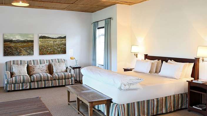 Ein Schlafzimmer mit einem Bett und einem Couchtisch