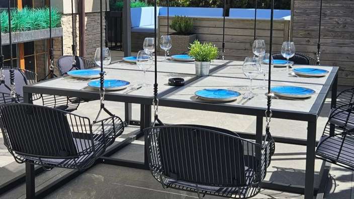 Ein Tisch mit blauen Tellern und Gläsern darauf