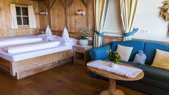 Ein Schlafzimmer mit einem Bett und einem Couchtisch