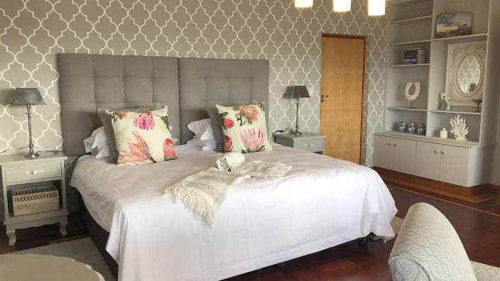 Ein Schlafzimmer mit einem Bett und zwei Nachttischen