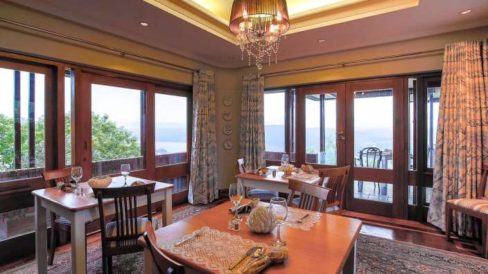 Ein Esszimmer mit Tischen und Stühlen und einem Kronleuchter