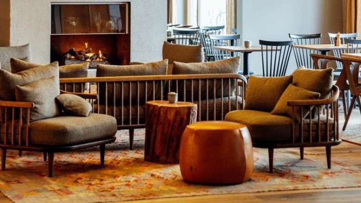 Ein Wohnzimmer mit Couch, Stuhl, Tisch und Kamin .