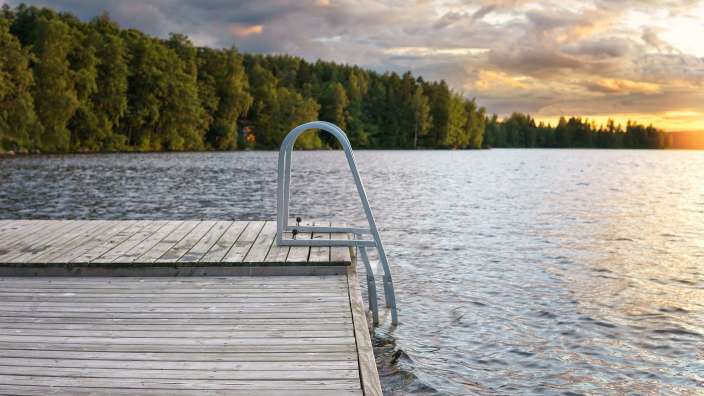 Ein Holzdock mit einer Treppe, die ins Wasser führt