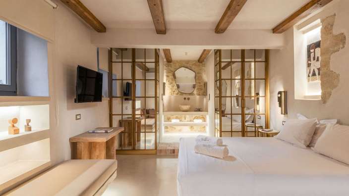 Ein Schlafzimmer mit einem Bett und einem Fernseher