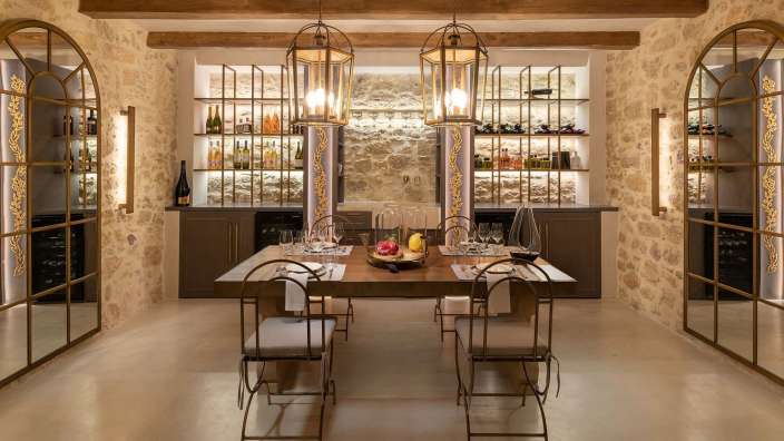 Ein Esszimmer mit einem Tisch und Stühlen