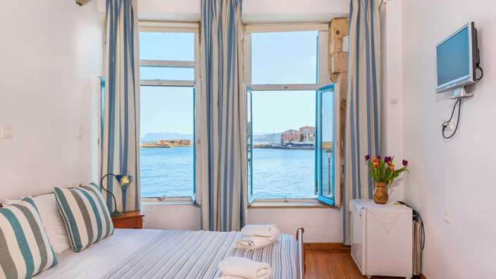 Ein kleines Schlafzimmer mit einem Bett und einem Fernseher