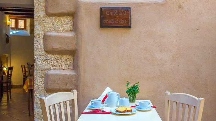 Ein Tisch mit einem Schild darüber , das sagt amphard-Frühstück