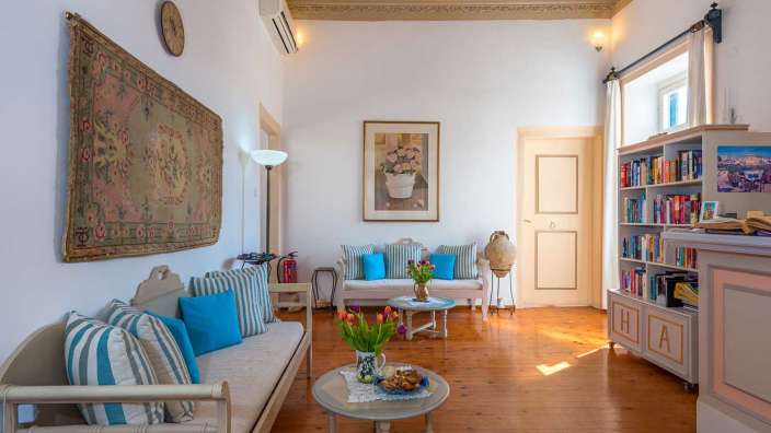 Ein Wohnzimmer mit einer Couch und einem Tisch