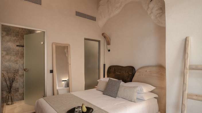 Ein Schlafzimmer mit einem Bett und einem Spiegel