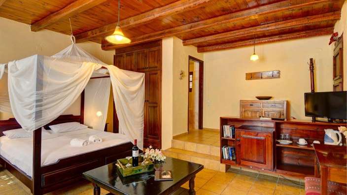 Ein Zimmer mit einem Himmelbett und einem Couchtisch