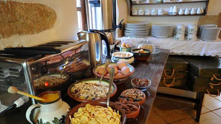 Ein Tisch mit einer Vielzahl von Lebensmitteln darauf