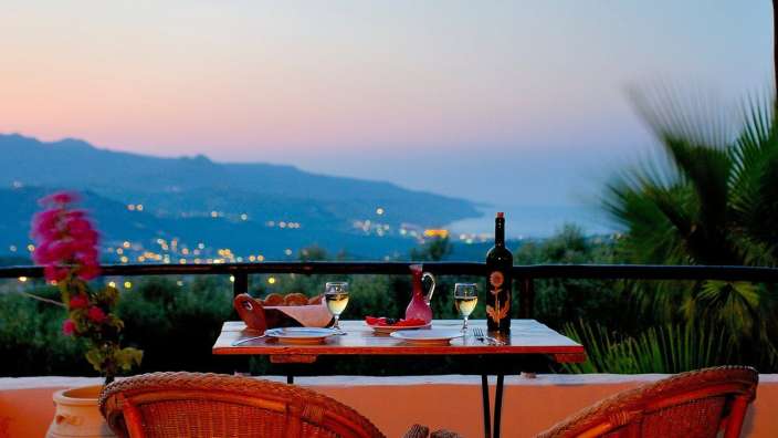 Ein Tisch mit zwei Stühlen und einer Flasche Wein