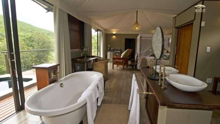 Ein Badezimmer mit zwei Waschbecken und einer Badewanne