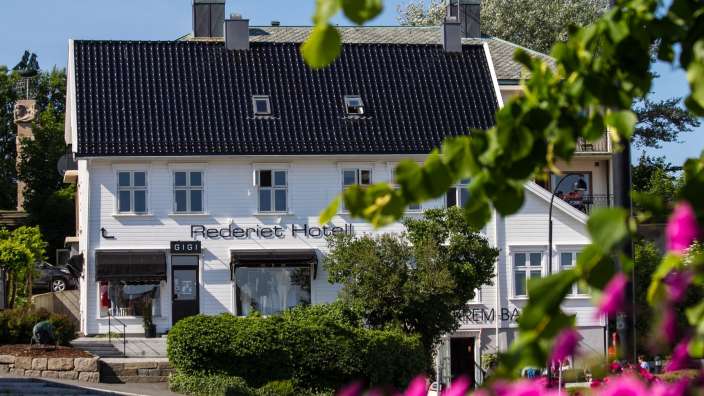 Ein weißes Gebäude mit der Aufschrift " rederiet hotel " darauf
