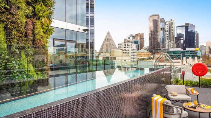 Ein Pool auf dem Dach eines Gebäudes mit Blick auf die Stadt