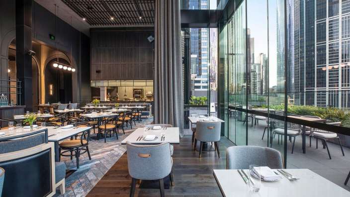 Ein Restaurant mit vielen Tischen und Stühlen