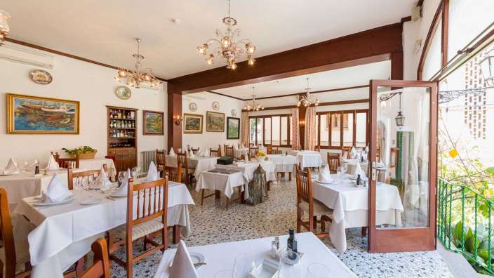 Ein Restaurant mit vielen Tischen und Stühlen