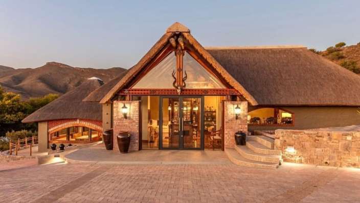 Ein großes Haus mit Strohdach und vielen Fenstern