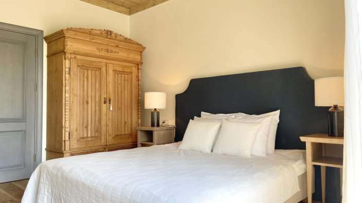 Ein Schlafzimmer mit einem Bett und einem Kleiderschrank