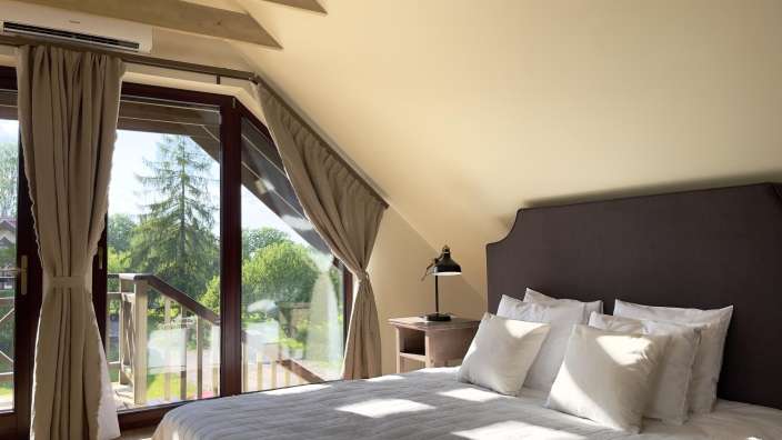 Ein Schlafzimmer mit einem Bett und einem großen Fenster