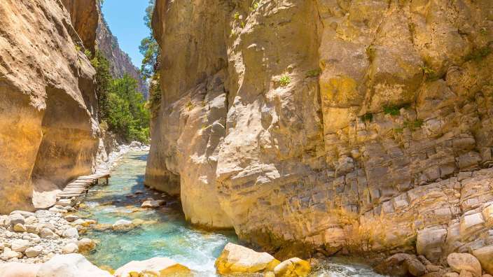 Ein Fluss fließt durch eine Schlucht zwischen zwei Felsen