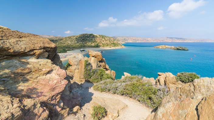 Ein Blick auf einen Strand von einem Felsen aus