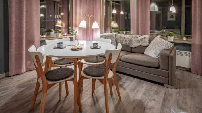 Ein Wohnzimmer mit einem Couchtisch und Stühlen