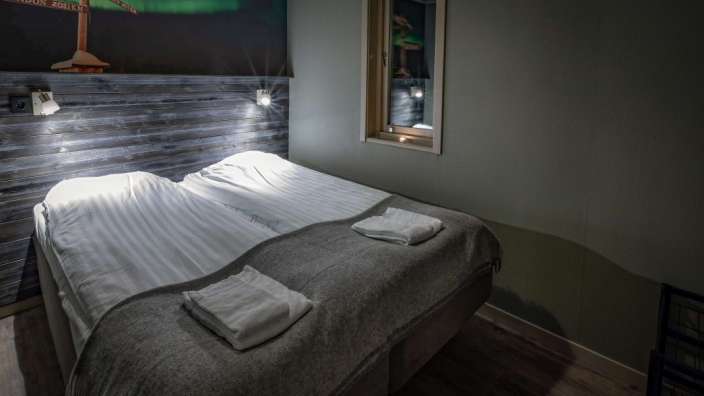 Ein kleines Schlafzimmer mit einem Bett und einem Spiegel