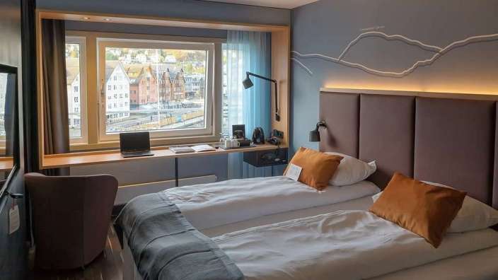 Ein Hotelzimmer mit zwei Betten und einem Schreibtisch