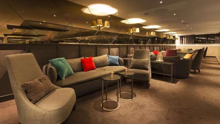 Ein Wohnzimmer mit vielen Stühlen und einer Couch
