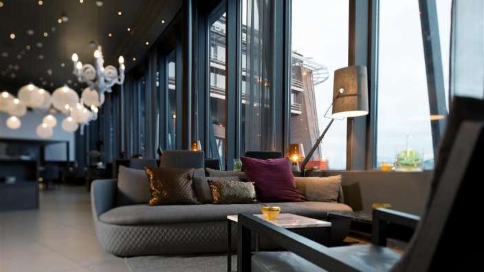 Ein Wohnzimmer mit einer Couch und einem Stuhl