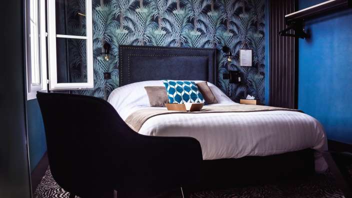 Ein Hotelzimmer mit einem Bett und einem Stuhl