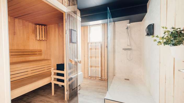 Ein Badezimmer mit einer Sauna und einer Dusche