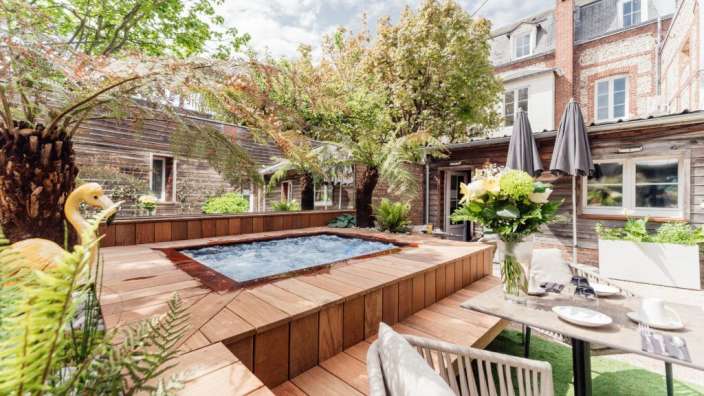 Ein Garten mit einem Whirlpool und einem Tisch