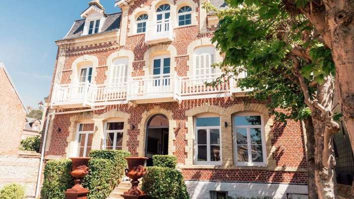 Ein großes Backsteingebäude mit vielen Fenstern und Balkonen