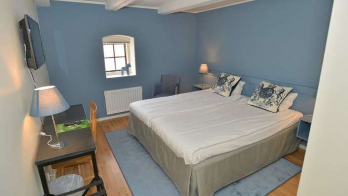 Ein Schlafzimmer mit zwei Betten und einem Fernseher