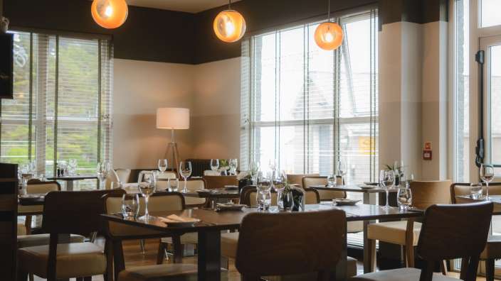 Ein Restaurant mit vielen Tischen und Stühlen