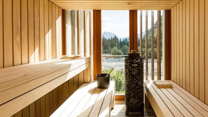 Eine Holzsauna mit einem hölzernen Saunaofen