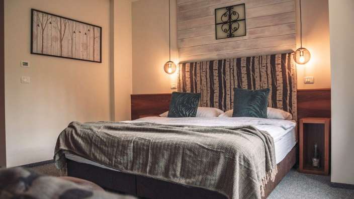 Ein Schlafzimmer mit einem Bett und einem Bild an der Wand