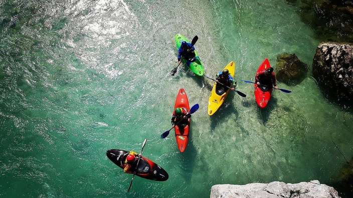 Eine Gruppe von Menschen paddelt auf einem Fluss
