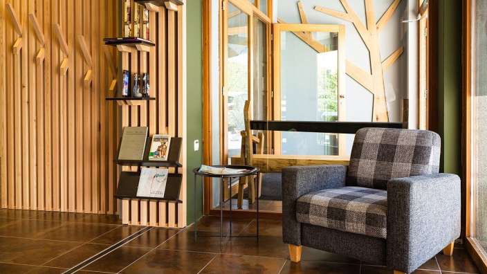 Ein Raum mit einem Stuhl und einem Tisch