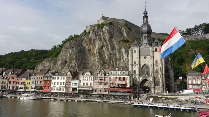 Eine Gruppe von Booten fährt in einem Fluss in der Nähe einer Kirche